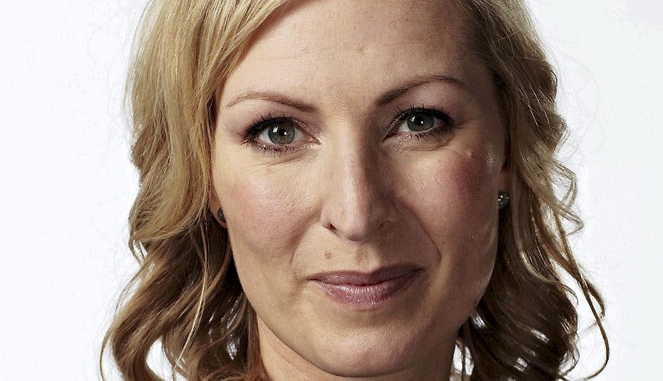 Den kønne nyhedsvært kan slet ikke få nok af at gøre rent