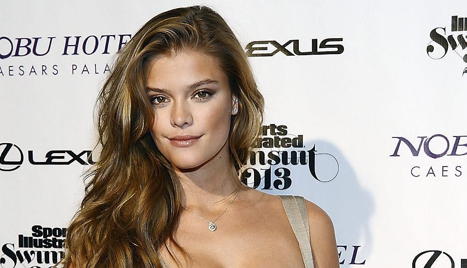 Nina Agdal dater den noget ældre sanger.