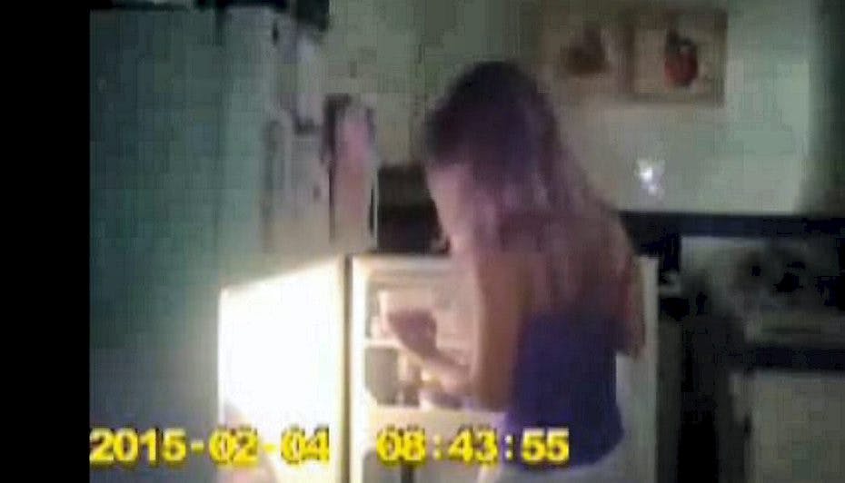 Den 22-årige studerende er nu blevet anholdt, efter at skjult kamera beviste, at hun spyttede i sine samboers mad