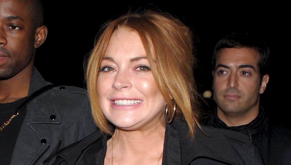 Når Lindsay Lohan ikke skulker fra sin idømte samfundstjeneste tager hun selfies og gør dem pænere i Photoshop. Uden det store held.