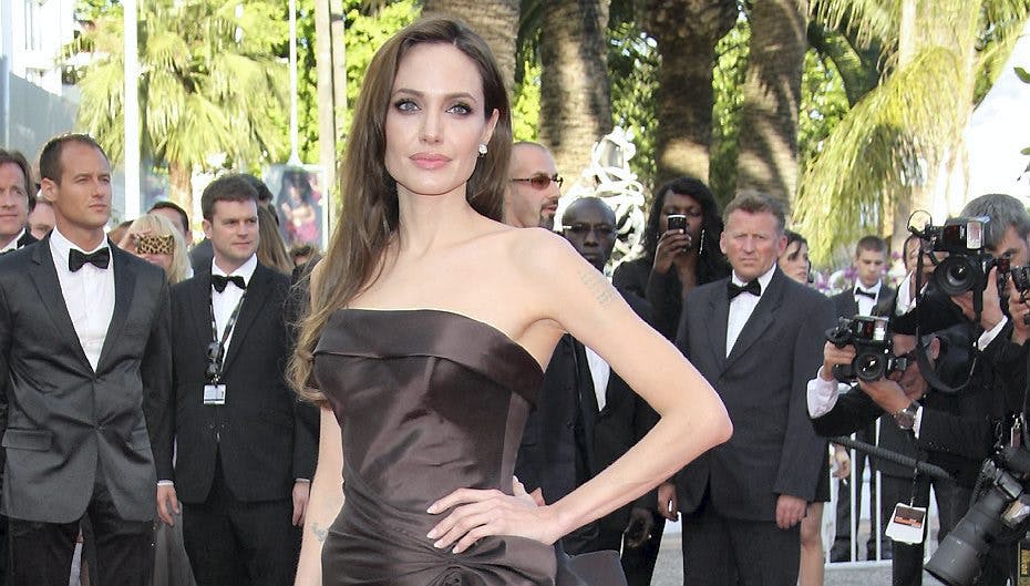 Angelina Jolie har fået fjernet brysterne for at minimere risikoen for kræft.