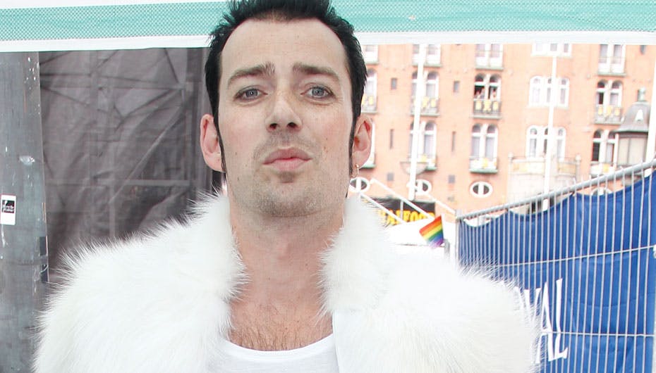 Laust Sonne fik selskab på scenen af en fuld dame