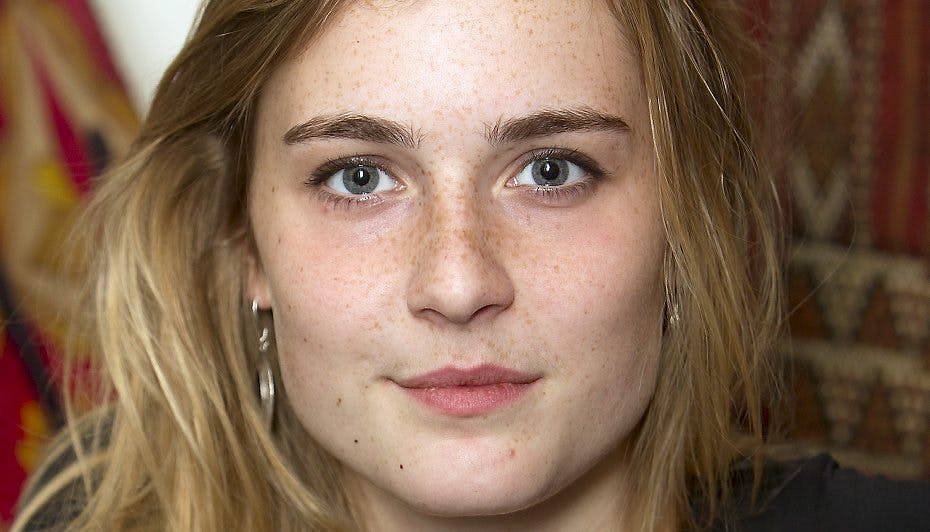 Emilie Kruse er aktuel som Iben Hjejles datter Rose i TV2-krimien "Dicte"
