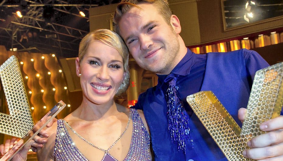Sidste år sejrede Silas Holst og sophie Fjellvang-Sølling i TV2's danseshow. Se herunder, hvem der skal spjætte i den nye sæson