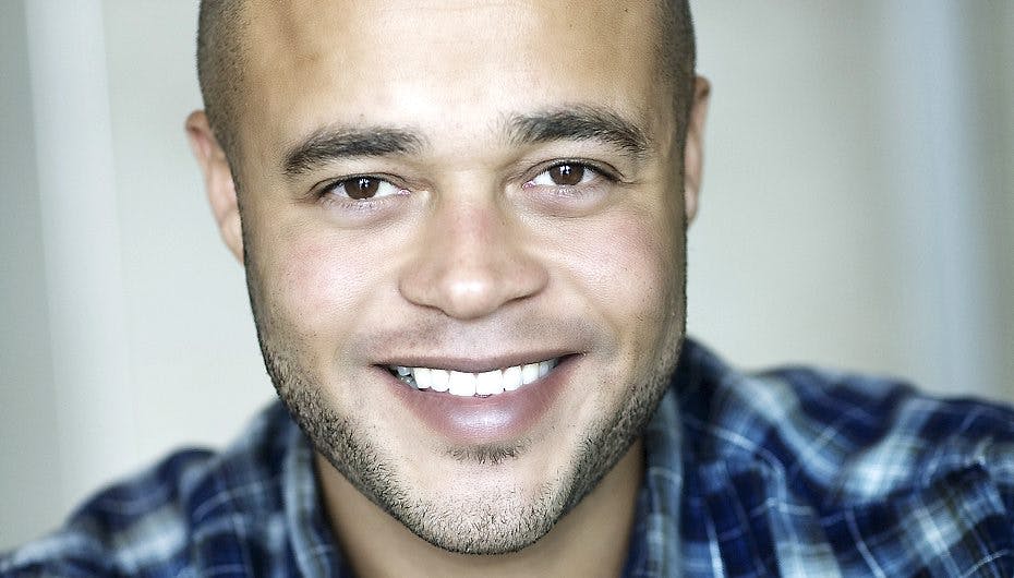 Remee kaster stjerneglans over en bank i Haderslev