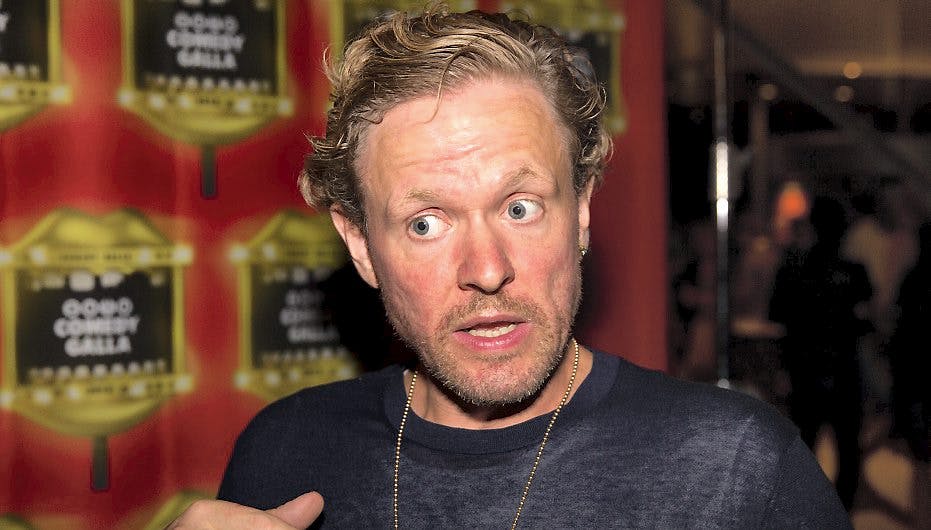 Anden støjer så meget om natten, at hans kone bliver nødt til at skubbe til ham