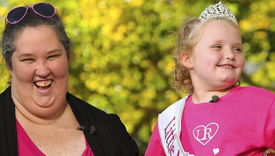 Den syv-årige skønhedsdronning Alana, kendt som Honey Boo Boo, er et kæmpe TV-hit. Hendes mor, June Shannon, er bestemt ingen skønhedsåbenbaring ...