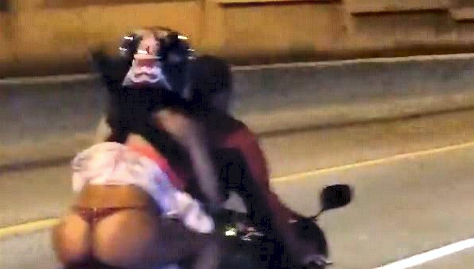 Sådan et syn kunne nok få de fleste til at glemme alt om trafikregler og vigepligt