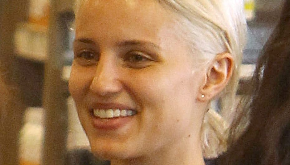 Dianna Agron var ude for en mindre garderobe-fejl, der gav kig til hendes ene bryst.