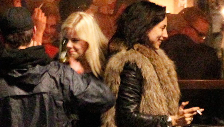 Julie Zangenberg og Medina drak kulørte drinks og pludrede med fyrene