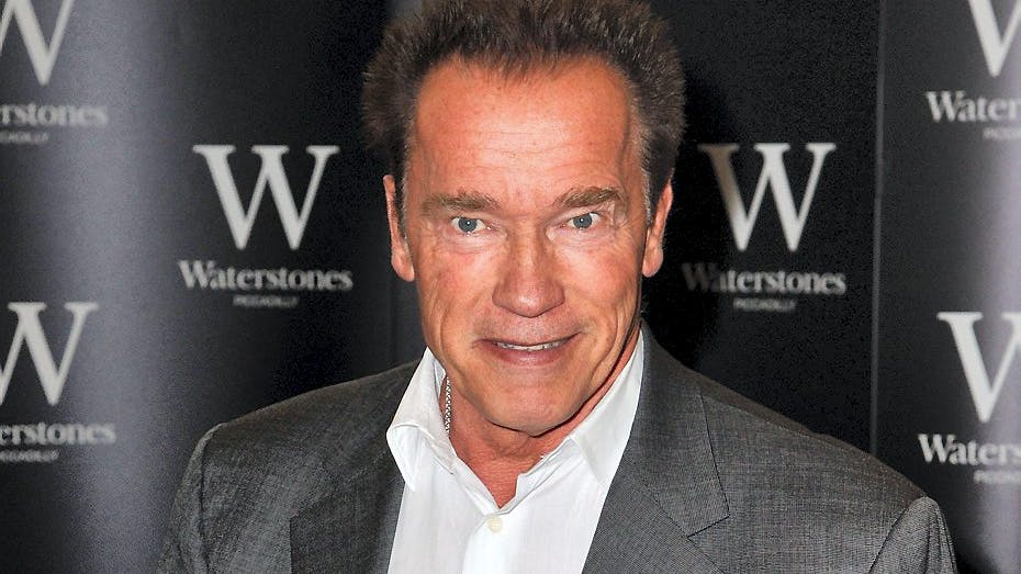 Nyskilte Arnold Schwarzenegger blev glad for et kys.