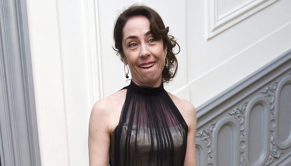 Hun var iført fin gallakjole, men det var noget andet, der fangede fotografernes blik