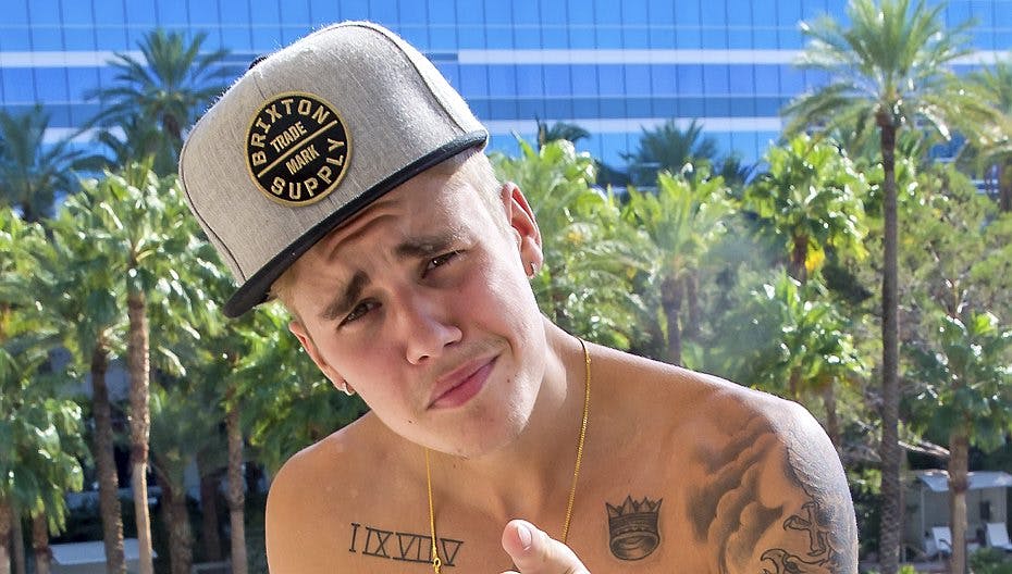 Selveste Justin Bieber crashede en skolefest i Los Angeles... og naturlig gik ALLE amok med skrig og hvin