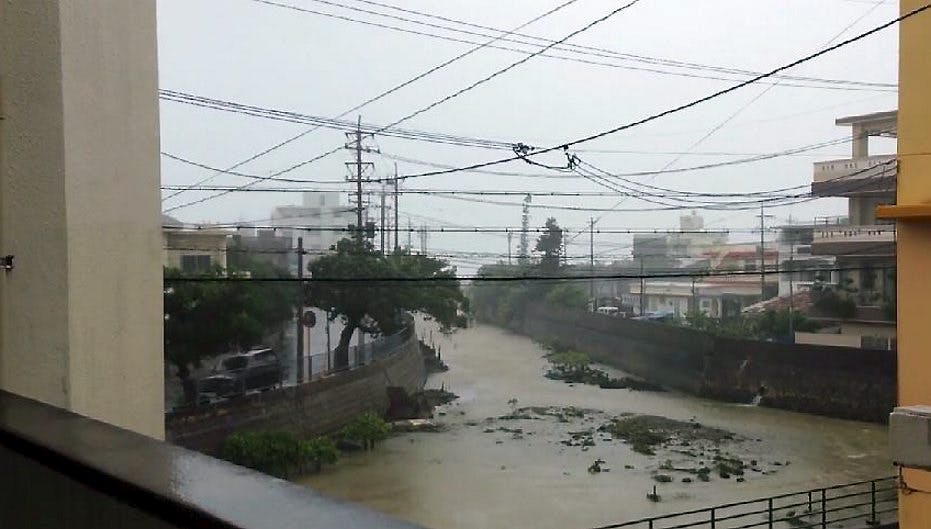 Tyfonen dræbte mindst to mennesker på sin hærgende færd over Okinawa.