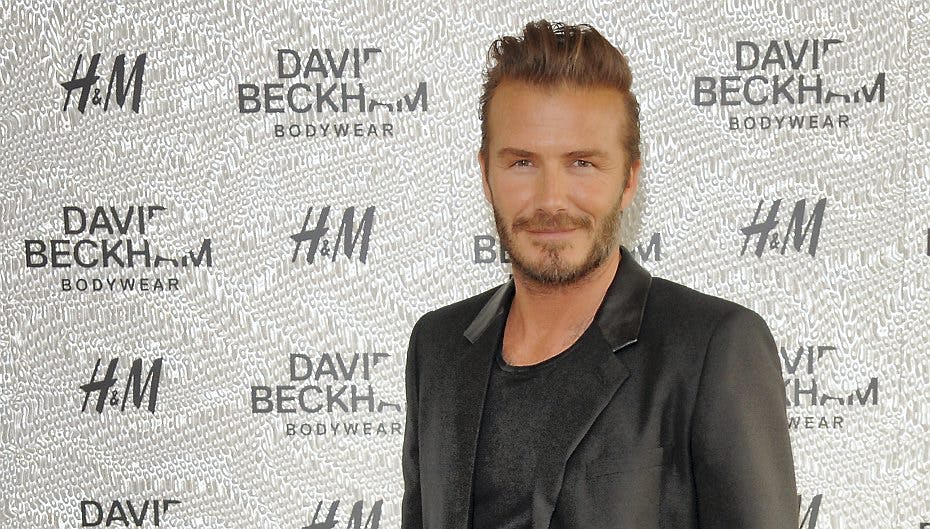 David Beckham smider tøjet