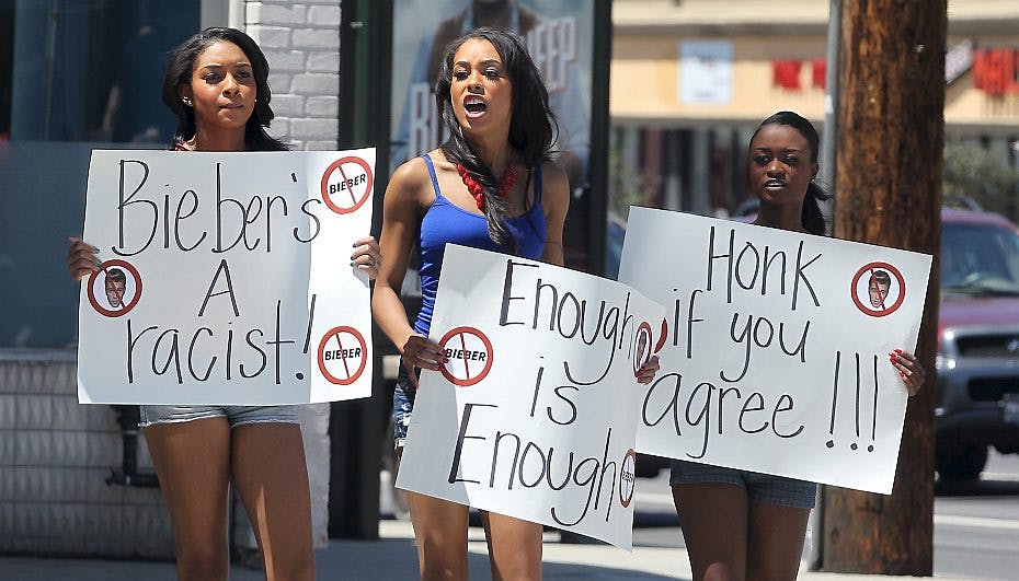 Justin Bieber er ikke populær efter de to racismeanklager.