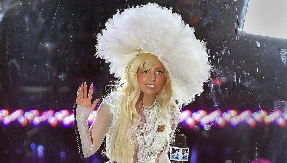 Tøjet på billedet kunne godt ligne et vildt bryllupsoutfit, men mon ikke det blive endnu vildere til Gagas rigtige bryllup?