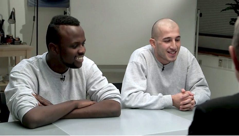 Abdi og Saif lige før det bliver afsløret, at efterforskerne har fundet kufferten.