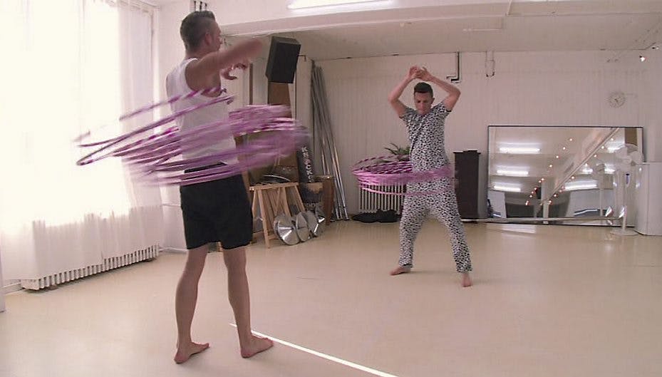 Gustav finder en, der overgår ham i bøsseri, i aftenens afsnit af For Lækker til Love