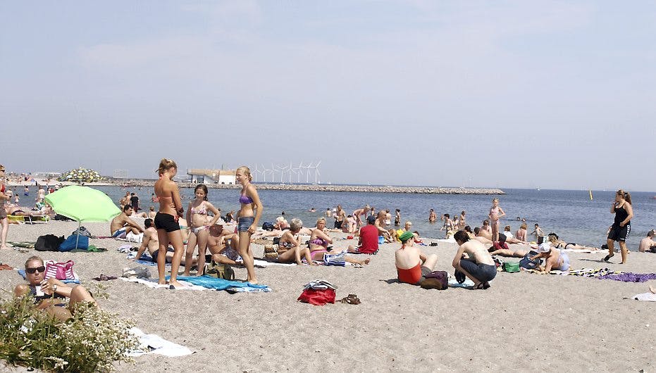 Danskerne har det fint på stranden og skammer sig ikke over meget.