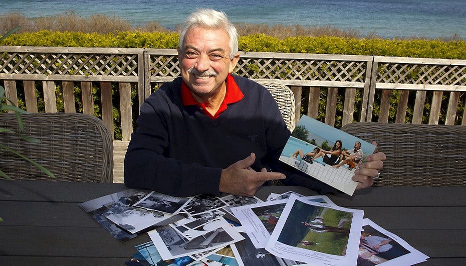 Johnny Reimar på terrassen ved villaen i Ålsgårde.