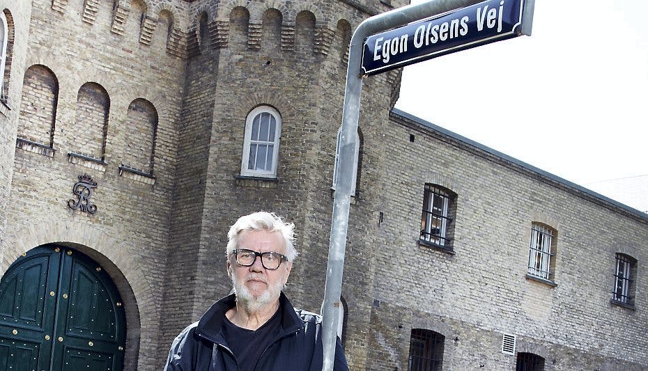 Morten Grunwald foran fængslet, hvor han ofte har stået og ventet på Egon Olsen i rollen som Benny