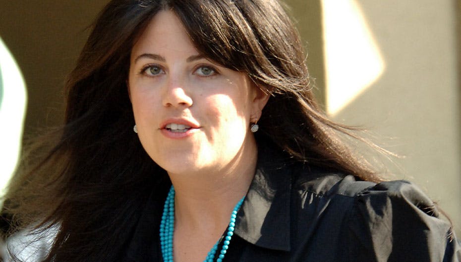 Monica Lewinsky skulle efter sigende stadig være forelsket i Clinton