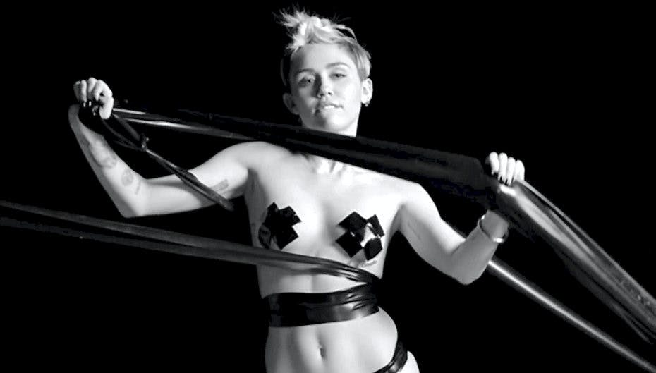 Miley Cyrus har kastet sig ud i et nyt nøgeneksperiment