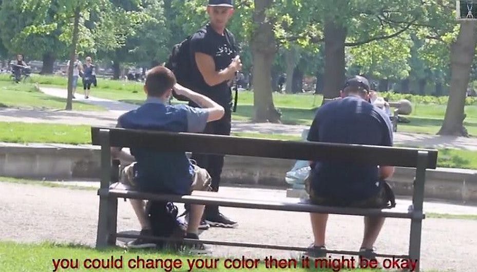 I denne video tester en gruppe unge om danskerne griber ind, hvis de er vidne til racisme på åben gade