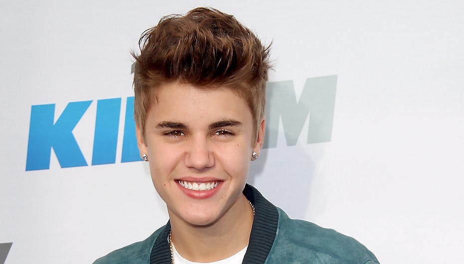 Justin Biebers seng er åbenbart blevet for kold, siden han og Selena Gomez gik fra hinanden