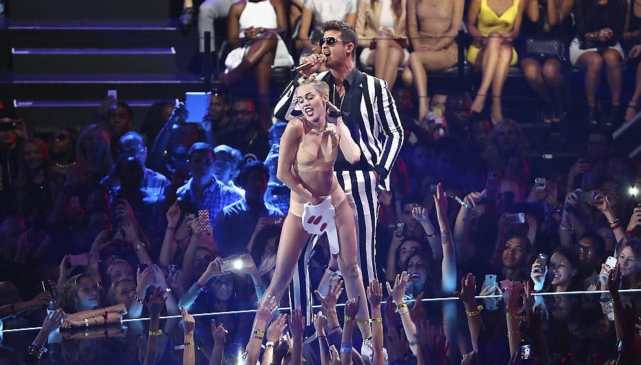 Miley hygger sig gevaldigt, mens hun gnider sig op ad den noget ældre Robin Thicke