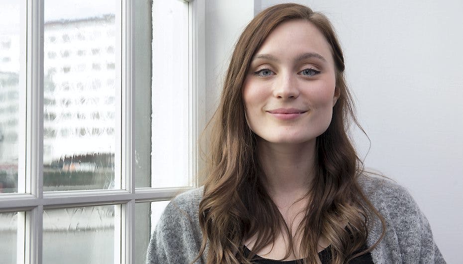 Søde Julie Christiansen skal kysse med Julie Zangtenberg - og det gør hun godt, siger den 26-årige skuespiller.