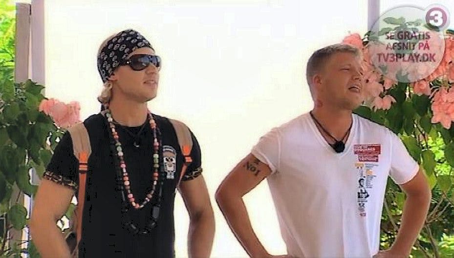 I "For lækker til love" går han mest op i pigernes bryster.