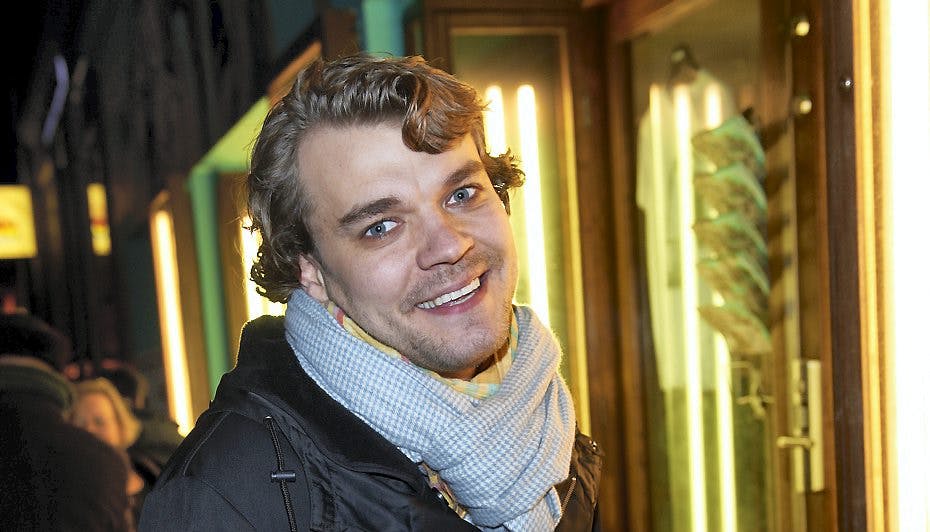 Pilou Asbæk er så sød og smilende, at vennerne på Statens Skuespillerskole døbt ham Klokkeblomst.