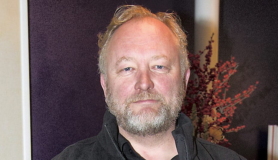 Blide Bjarne Henriksen blev lidt varm i kinderne, da snakken faldt på juletraditioner.