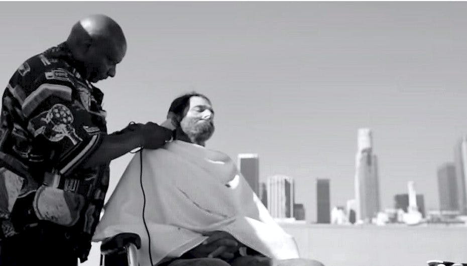 Hjemløse bliver barberet og klippet - og er ikke til at kende.