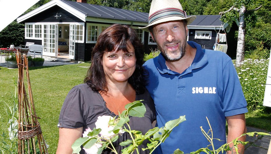Alllan og Charlotte Olsen foran deres sommerhus