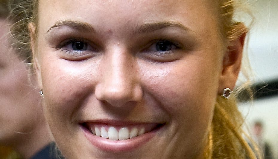 Caroline Wozniacki har hævnet forrige uges sove-foto og udstiller nu sin afklædte kæreste på Twitter.