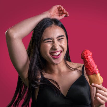 https://imgix.seoghoer.dk/media/article/0_model-holding-wuka-penis-waffle-laughing.png