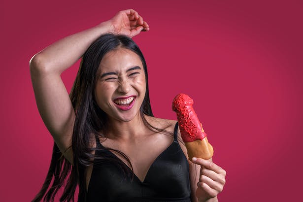 https://imgix.seoghoer.dk/media/article/0_model-holding-wuka-penis-waffle-laughing.png