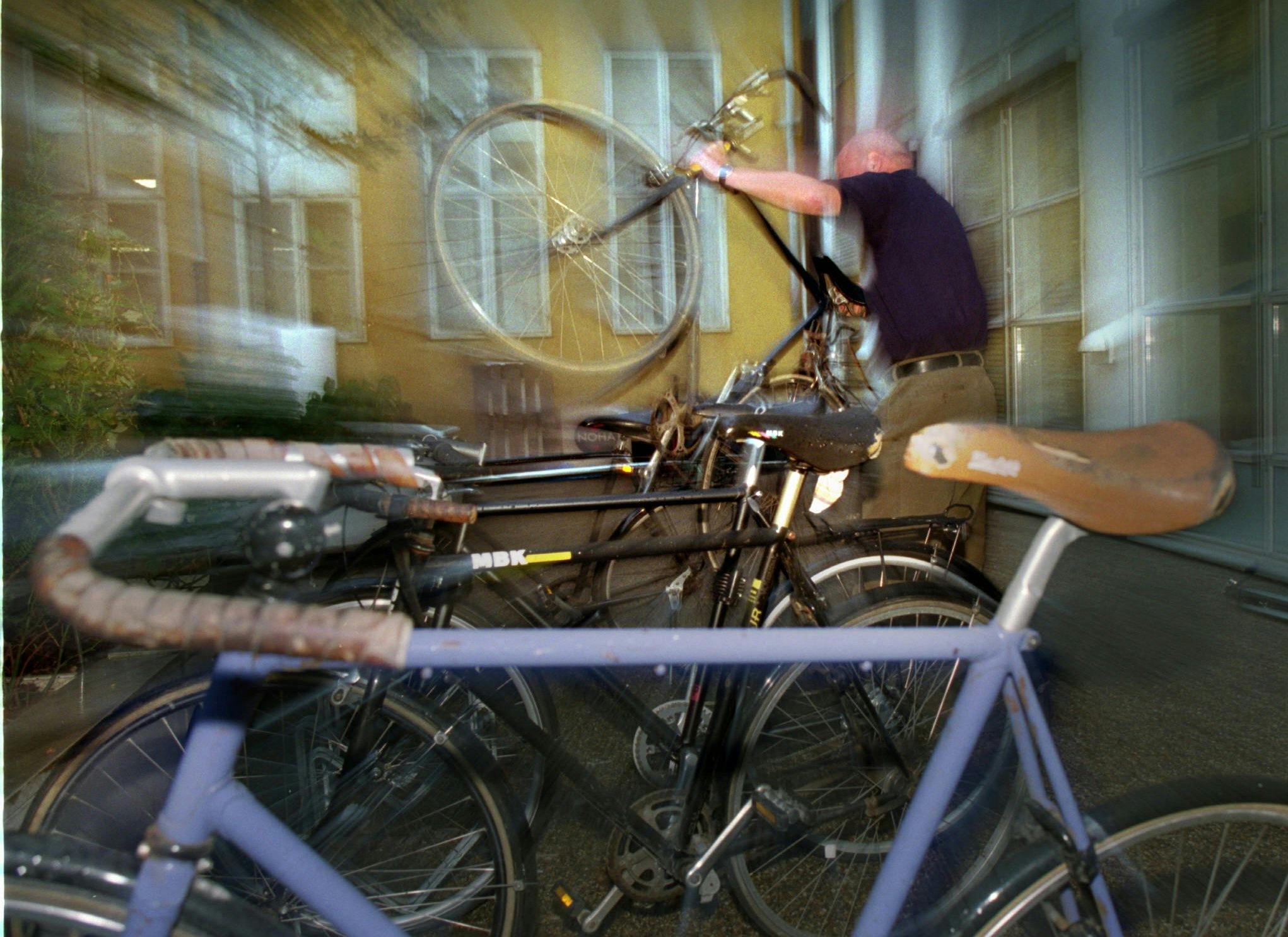 2955 cykler stjålet og bunker af kontanter: Pensionister nægter sig skyldige SE og HØR