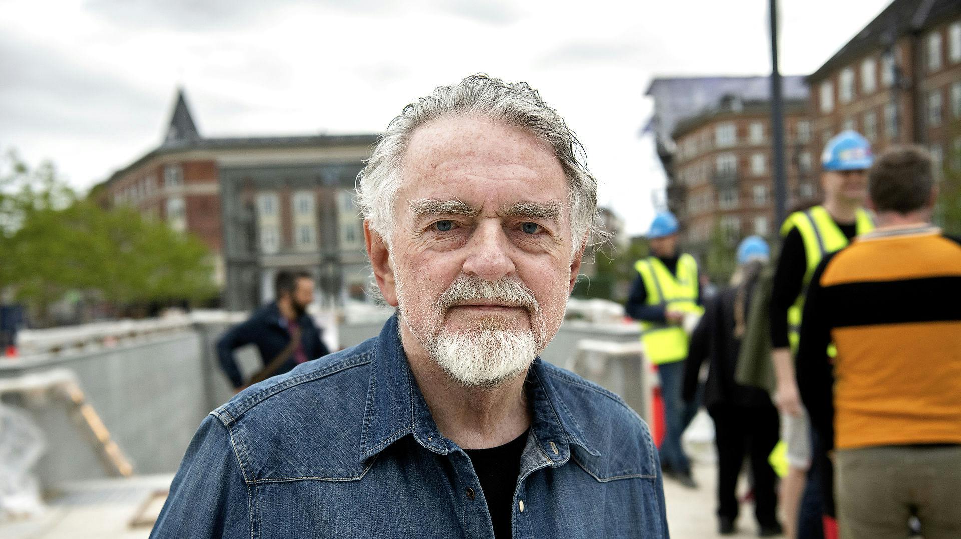 Erik Clausen har bestemt ikke haft det let. Foruden at være faldet på cyklen og brækket hoften og bagefter blive ramt af sygdommen delir, har Clausen nu fået konstateret Parkinson. Dog er humøret stadig højt hos skuespilleren, der fylder 80 i marts.