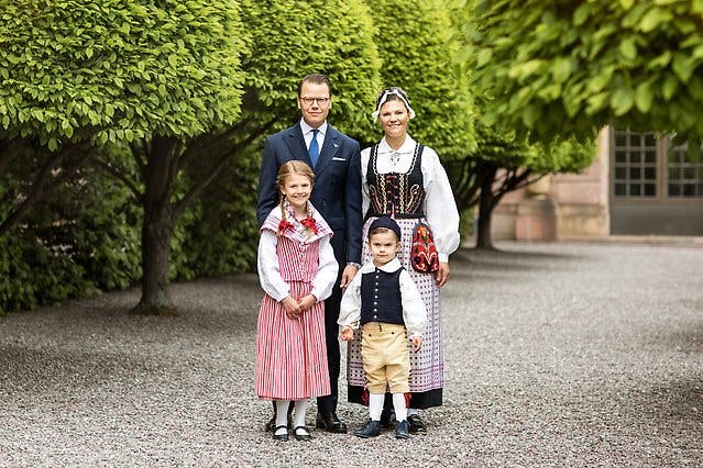 https://imgix.seoghoer.dk/media/article/202006_kronprinsessfamiljen_foto_linda_brostrom-kunglhovstaterna.jpg