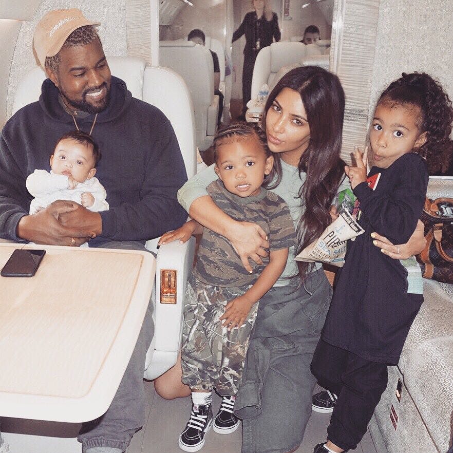 Kim Kardashian og Kanye West med børnene North, Saint og Chicago. Siden af Psalm kommet til. 