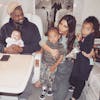 Kim Kardashian og Kanye West med børnene North, Saint og Chicago. Siden af Psalm kommet til.&nbsp;

