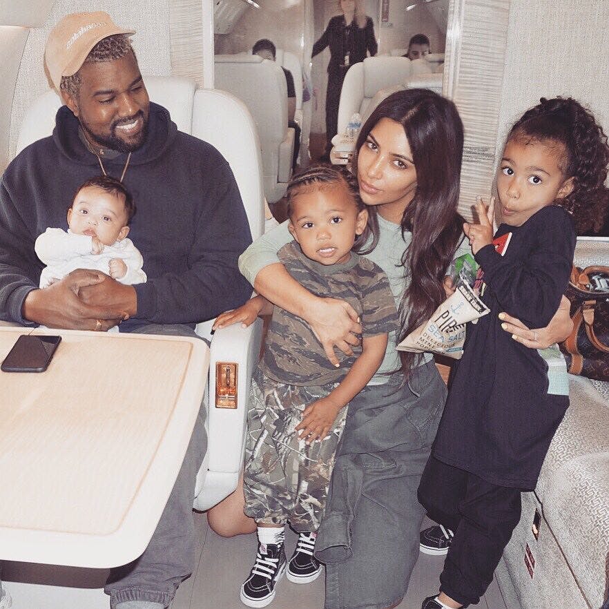 Kim Kardashian og Kanye West med børnene North, Saint og Chicago. Siden af Psalm kommet til.&nbsp;
