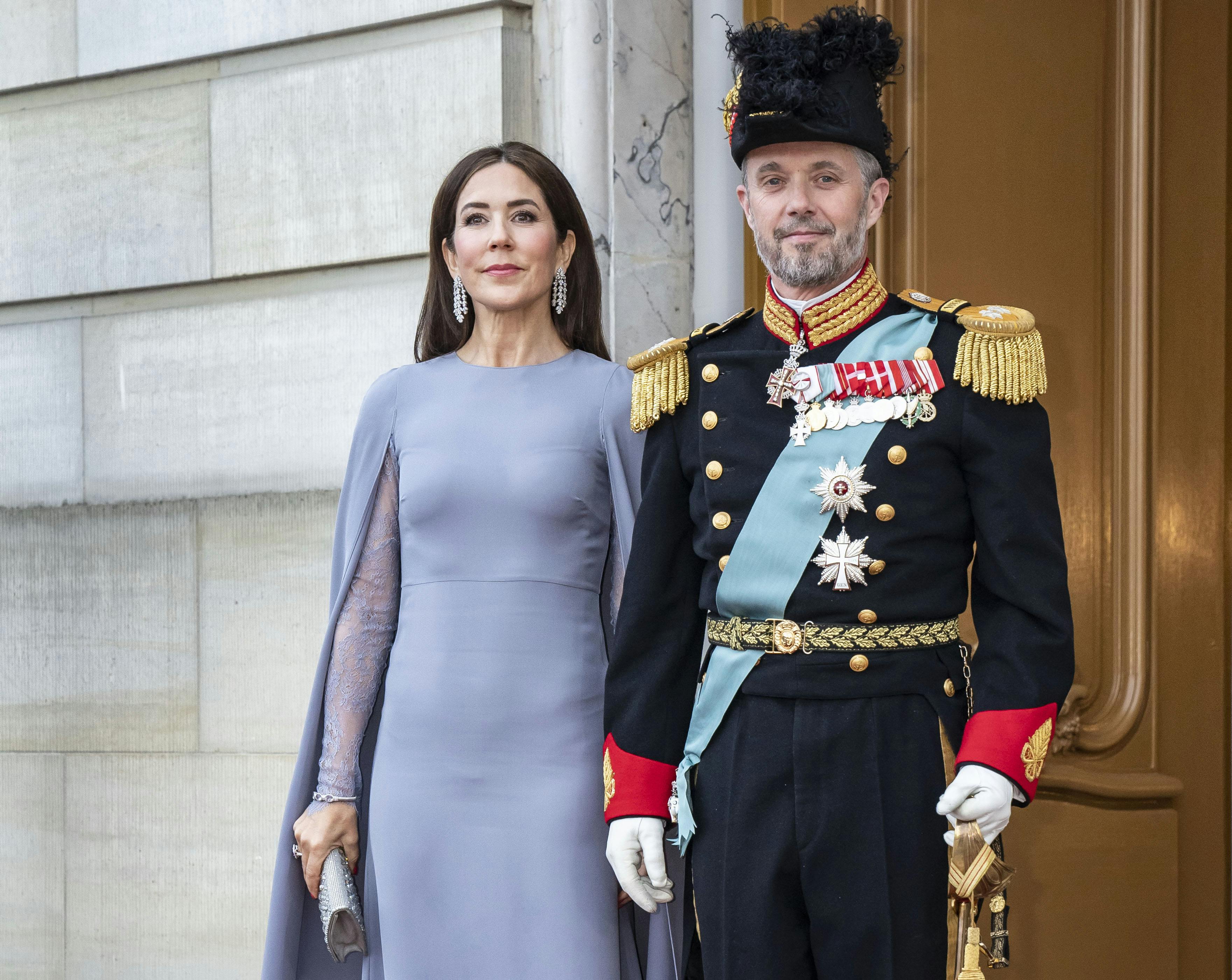 Gæsterne Peep Skinne Kronprinsesse Mary strålede til gallamiddag: Har haft den smukke kjole på  før | SE og HØR