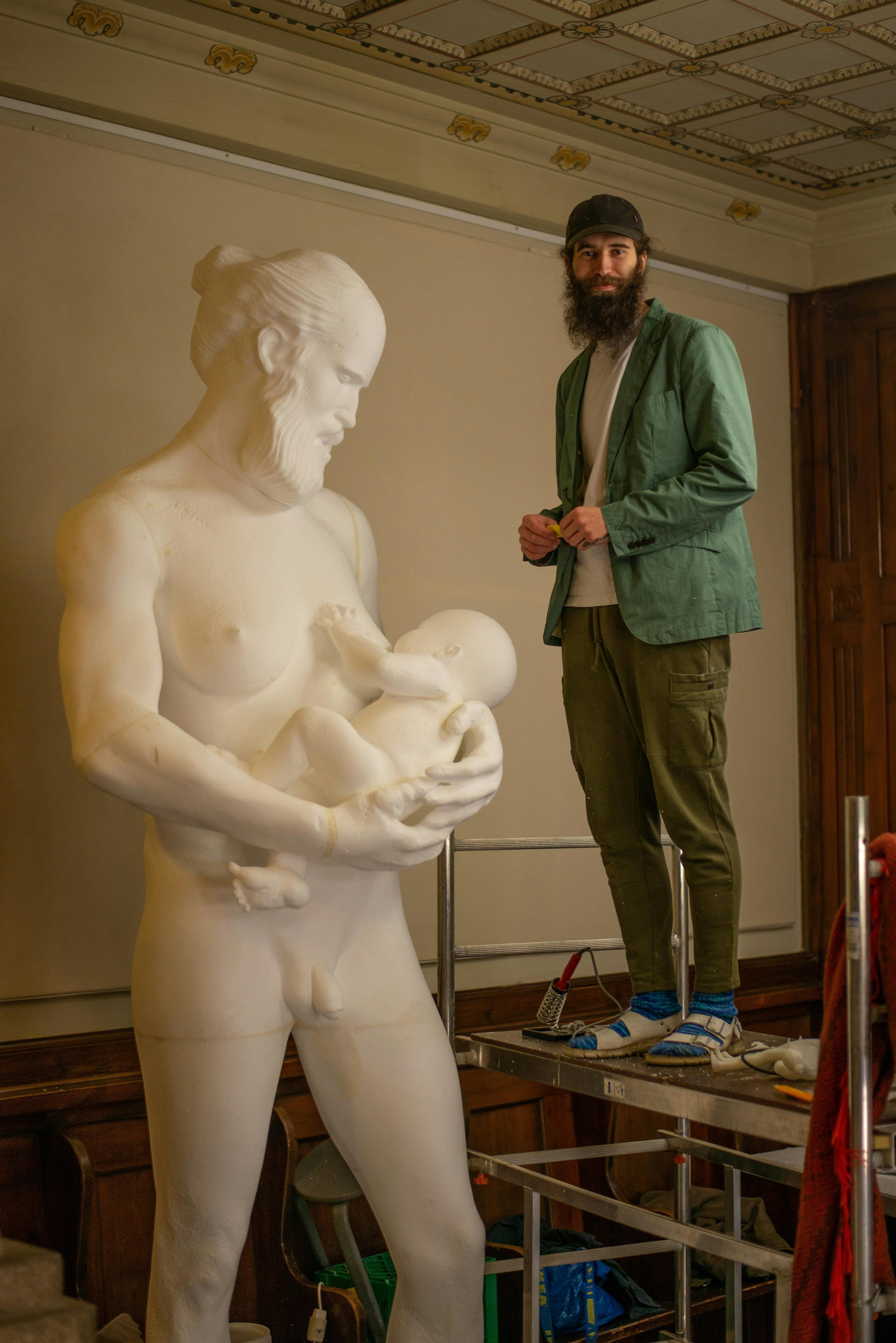 Sådan ser den fulde skulptur ud, der har fået Aske Kreilgaard i shitstorm flere gange.