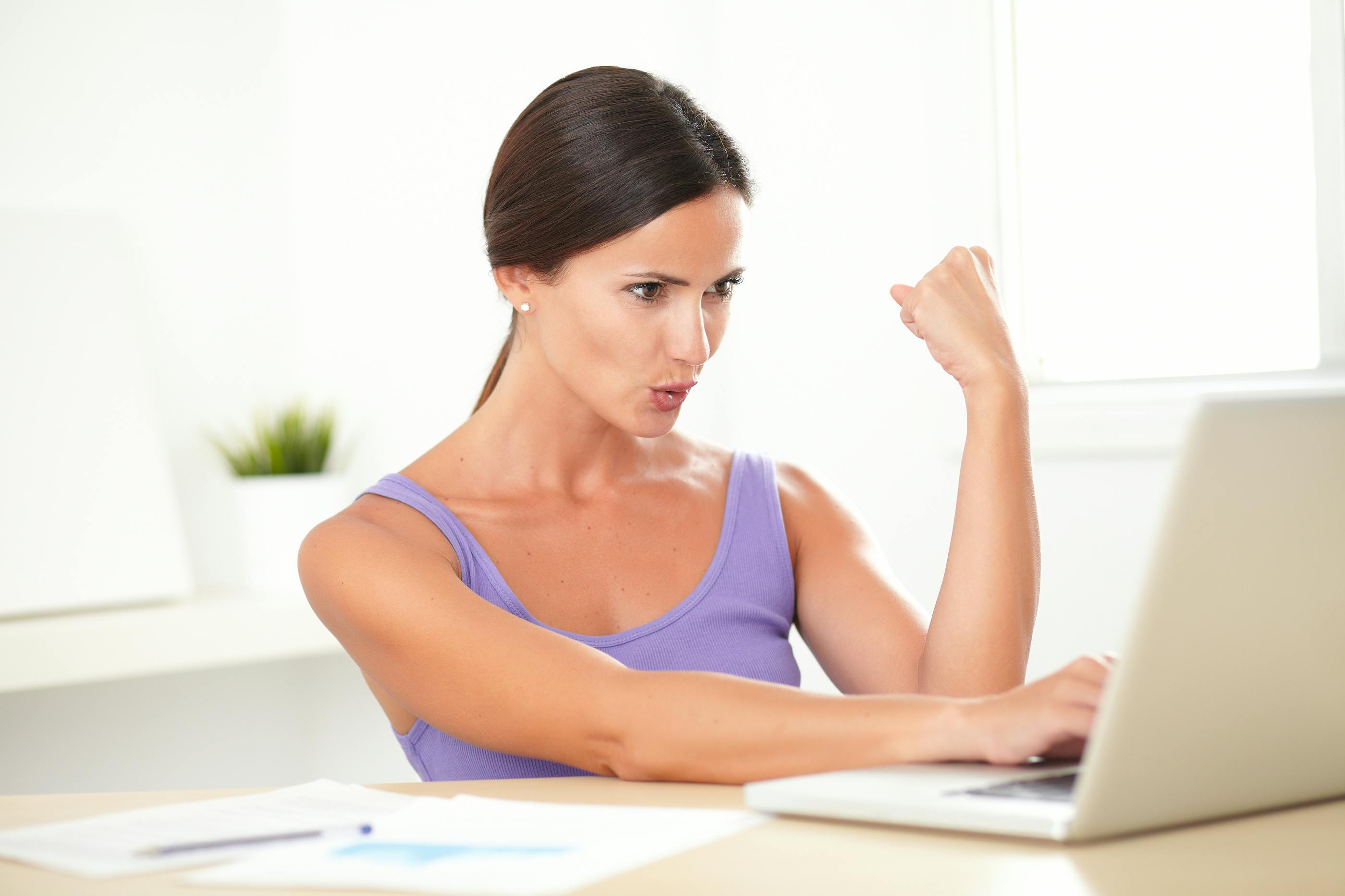 https://imgix.seoghoer.dk/media/article/bigstock-excited-young-woman-sitting-an-84195650.jpg