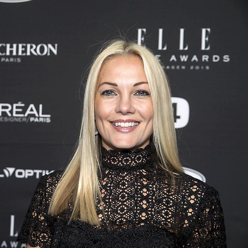 https://imgix.seoghoer.dk/media/article/caroline_fleming_i_sort_bluse.jpg